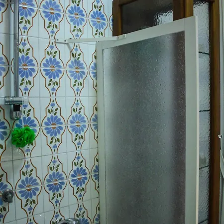 לינה וארוחת בוקר 4 Season 2*